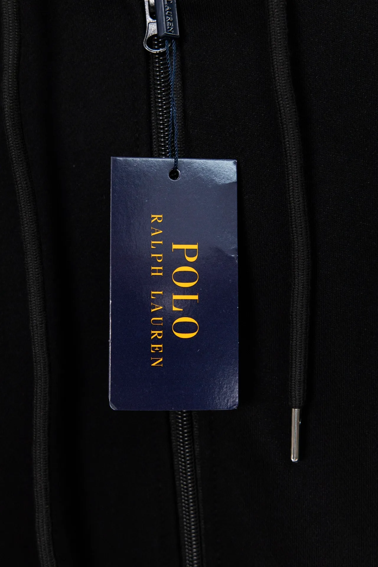 P240 Style No.: Y055 Ralph Lauren/Ralph Lauren pony embroidered zipper cardigan hooded sweatshirt. A one-of-a-kind sweatshirt for autumn and winter is here. You can wear it casually no matter how you wear it! ! This hooded sweatshirt is decorated with the simple style that represents Ralph Lauren and is paired with a pony embroidery pattern, which is three-dimensional and full! The solid color fabric paired with exquisite embroidery instantly sets it off! Hooded sports design, loose and casual fit! The overall texture is very strong! Through the pictures, we can feel the thickness and texture of custom-woven and dyed threads. The workmanship is exquisite. They are shipped from major foreign trade factories. They are all made by masters with many years of experience. Everything is of high standards and requirements! Simple and versatile model ~ Made of imported pique cotton fabric, which is super delicate and soft, close to the body without being tied. All fabrics and accessories are original custom-made and of high quality! Perfectly reflects the brand’s sense of superiority! Standard cut, comfortable stretch, unrestricted movement! Highly practical, high-end and classy! Versatile style ~ can be paired with jeans or jogging pants. Ideal for transitioning from your morning commute to weekend events! Tag, hanging particles, washed, packaging bag, full set of accessories, very good-looking, super exquisite workmanship, size: S-XL, color: navy, black, gray
